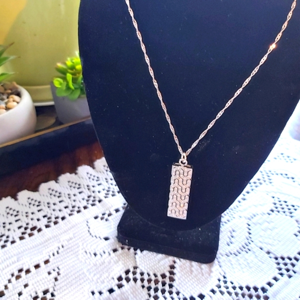 Silvertone + swarovski crystal necklace (gorgeous)